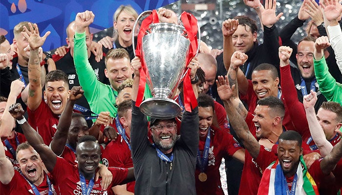 Klopp levantando el trofeo de la Champions 