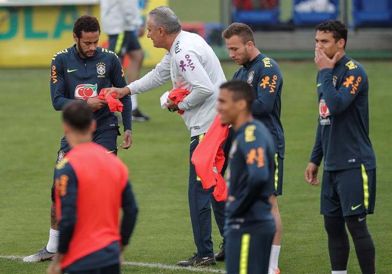 Tite participa en el entrenamiento de Brasil