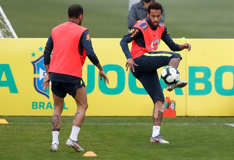 Neymar controla el balón en una práctica de Brasil