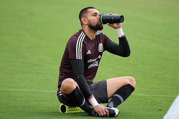 Orozco toma agua en un entrenamiento de la Selección Mexicana