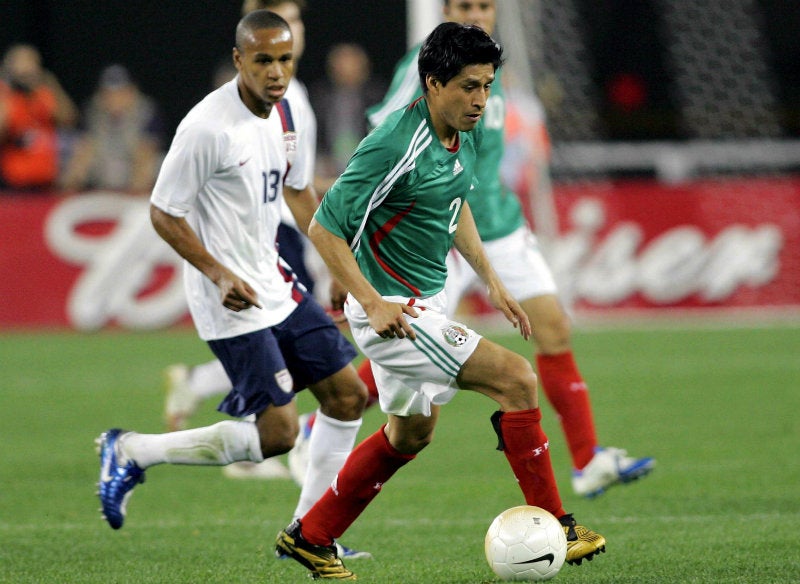 Ricardo Osorio conduce el balón en un amistoso del Tri en 2007