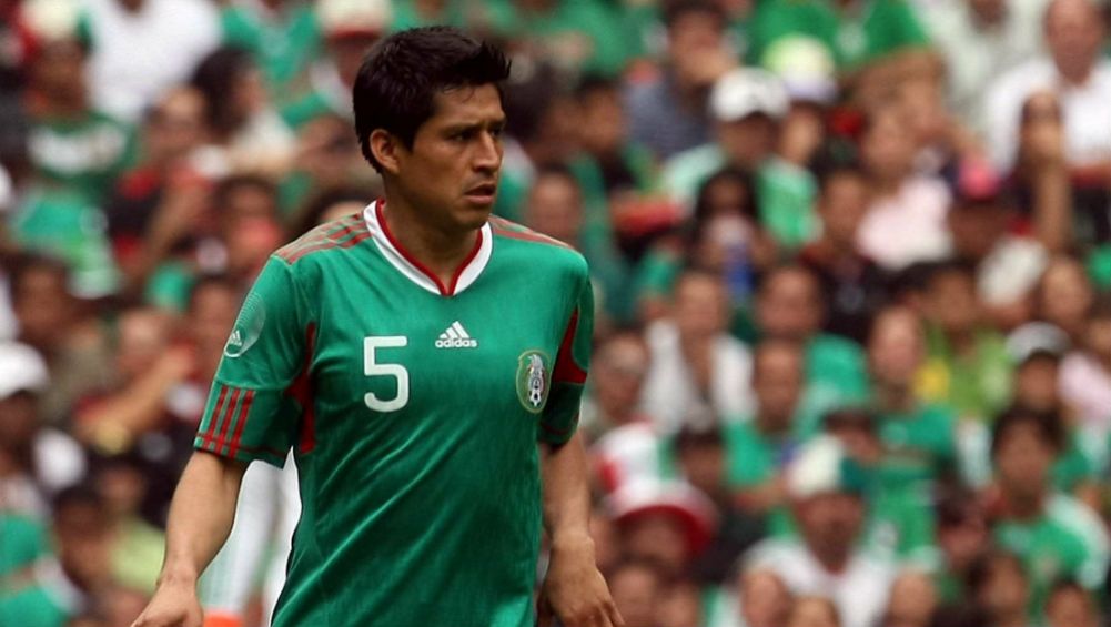 Ricardo Osorio, durante un juego con el Tri en 2010