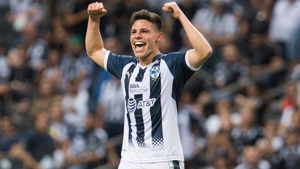 Arturo González celebra una anotación con Rayados 