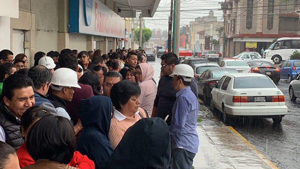 Gente sale de sus lugares de trabajo ante sismo 