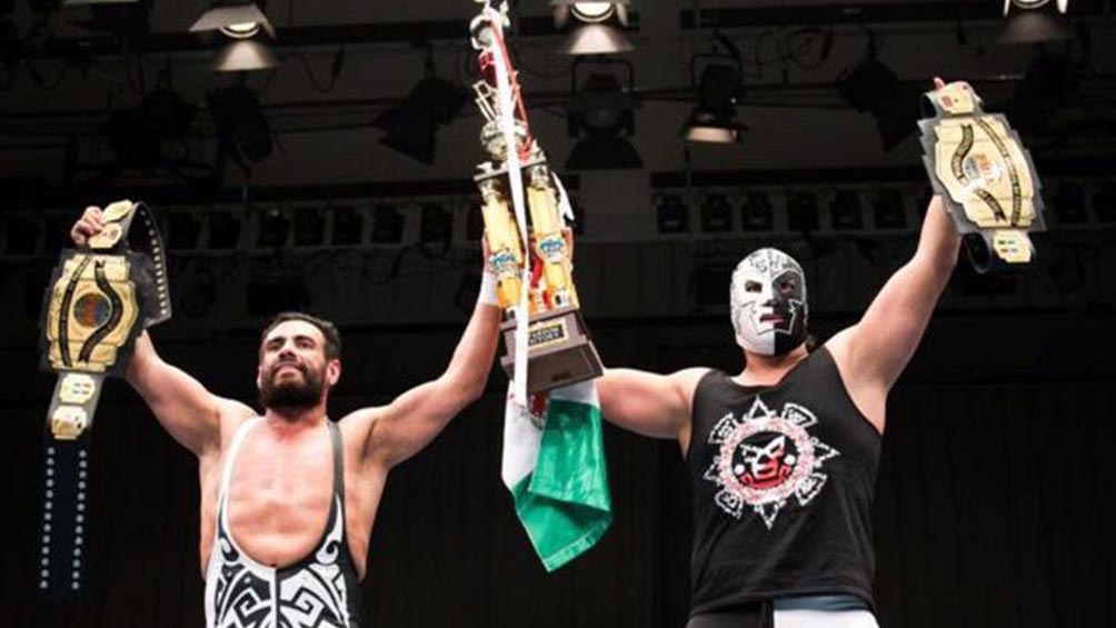 Dr. Wagner Jr. y su hijo sostienen campeonatos y trofeos