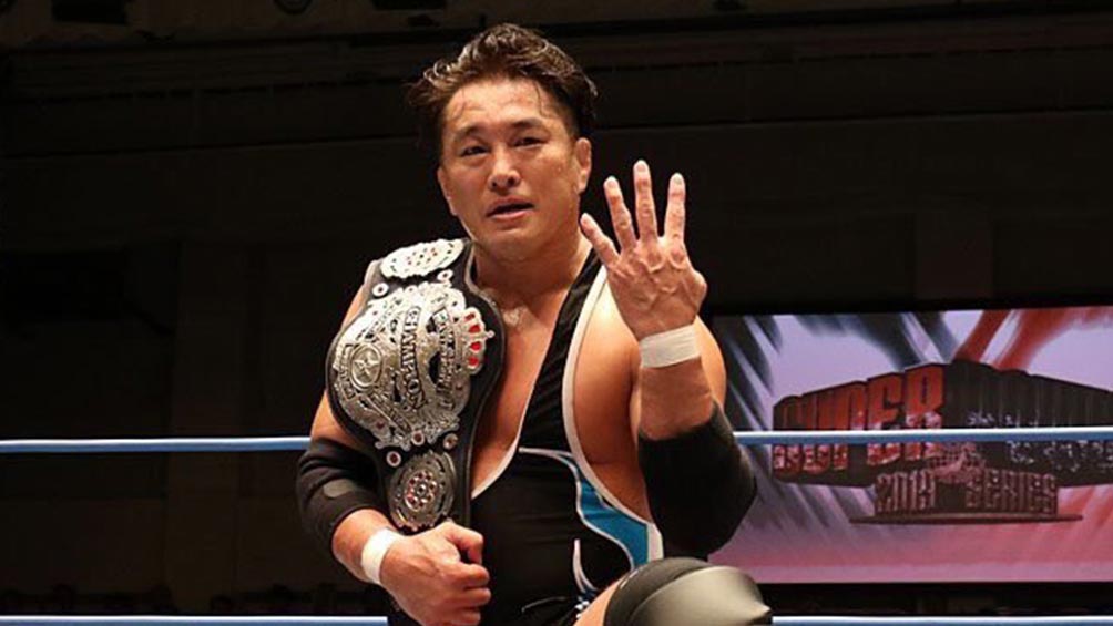 Atsushi Aoki posa con el campeonato de AJPW