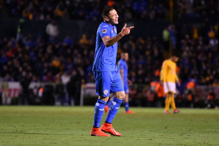 Pablo Aguilar en un partido con el Cruz Azul 