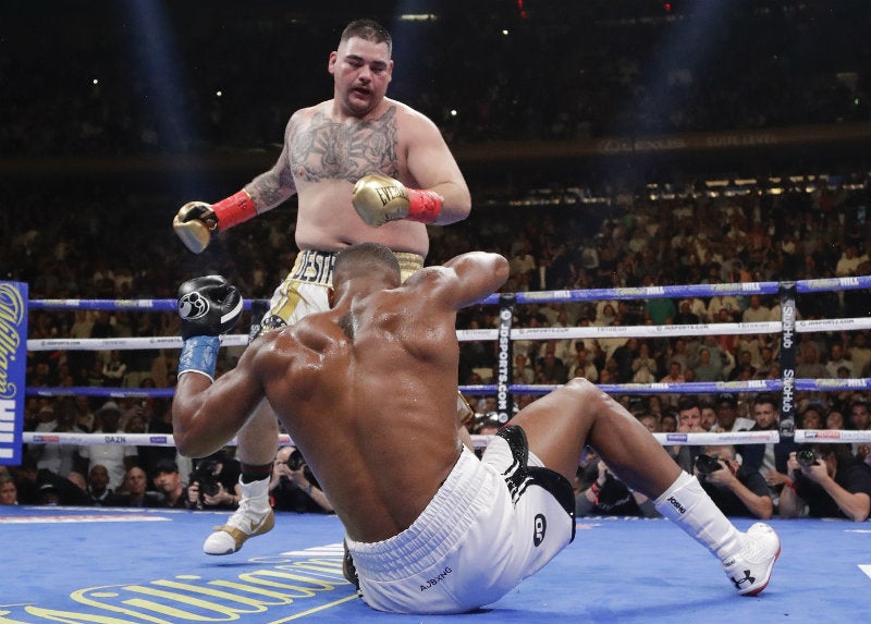 Andy Ruiz manda a la lona a Anthony Joshua