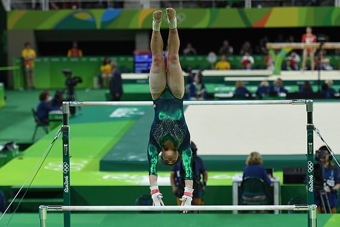 La gimnasta mexicana en las barras paralelas