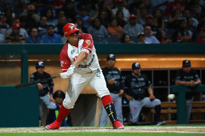 Amador batea en un partido con los Diablos Rojos