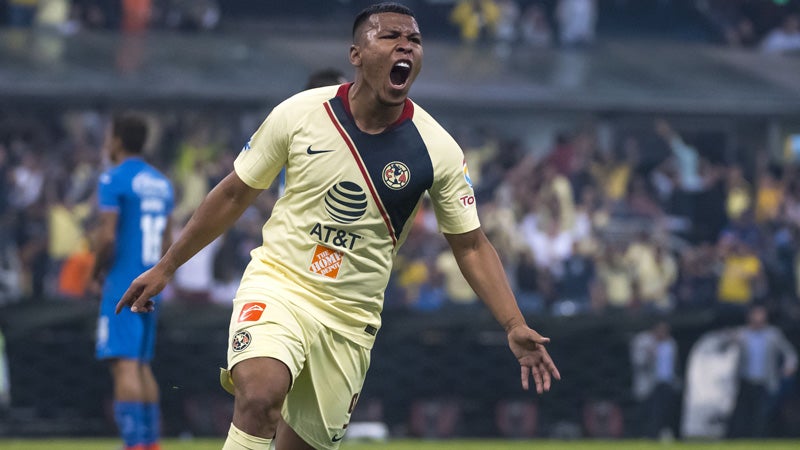 Martínez, durante un duelo en el Estadio Azteca 