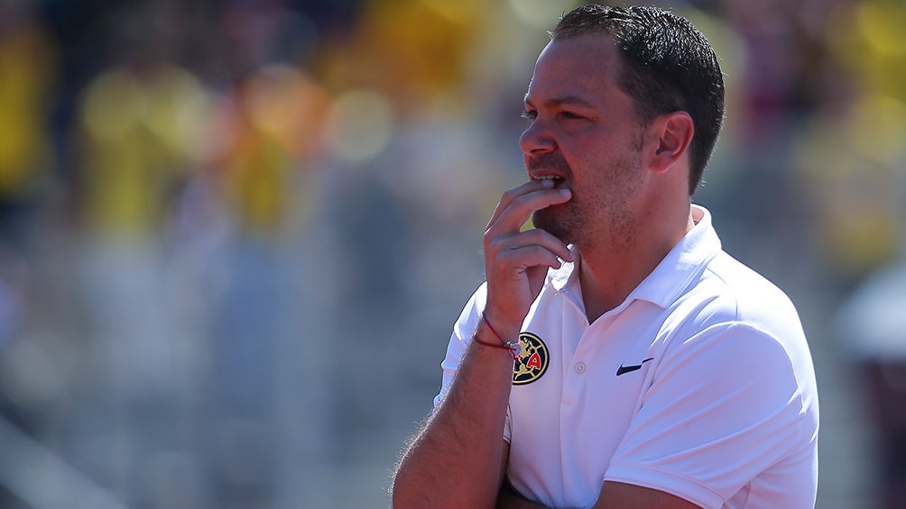 Santiago Baños observa un entrenamiento americanista