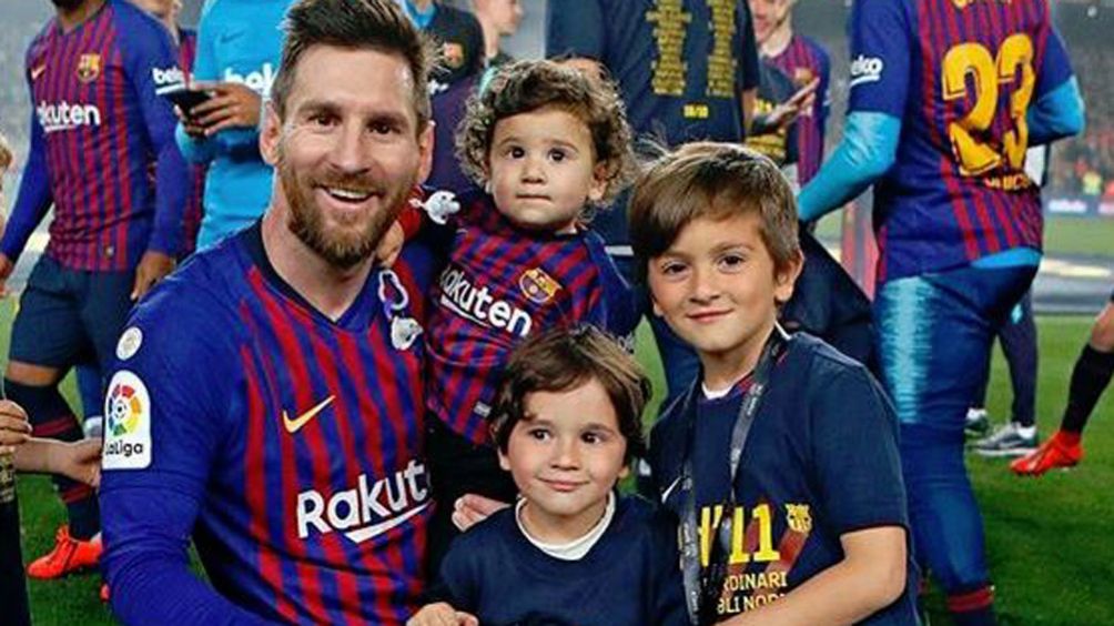 Messi celebra el título de Liga con sus tres hijos 