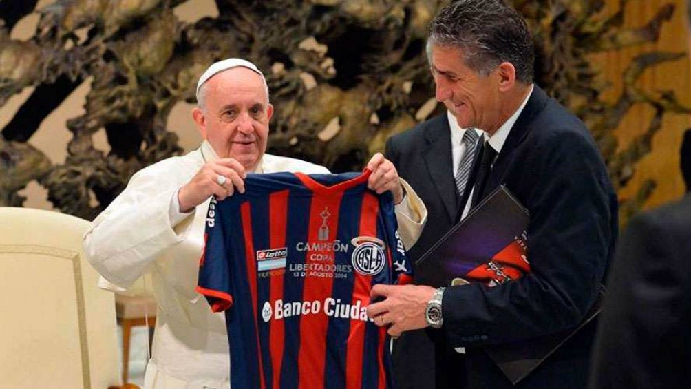 El Papa Francisco recibe la camiseta del San Lorenzo tras ser Campeón de la Copa Libertadores