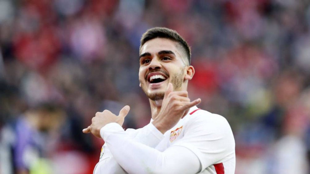 André Silva celebra un gol con el Sevilla 