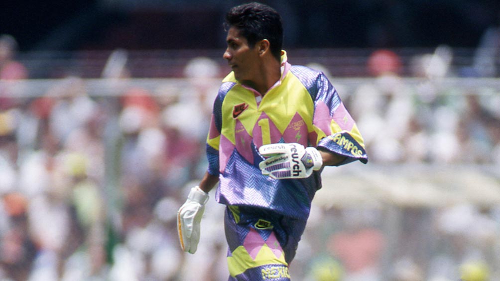 Jorge Campos, durante un juego del Tri