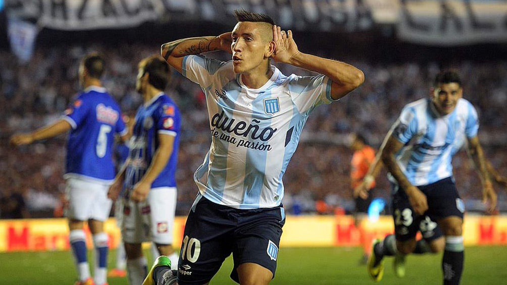 Centurión festeja un gol con Racing 