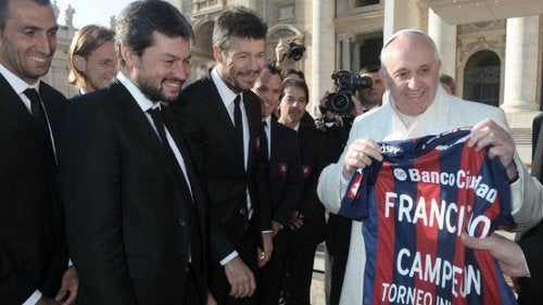 Papa Francisco con la camiseta del San Lorenzo