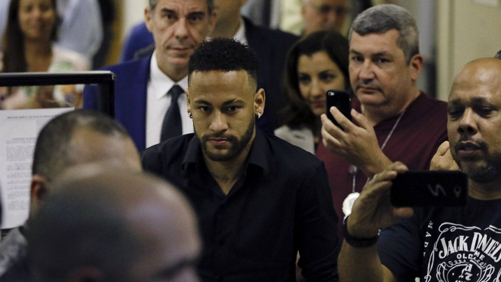 Neymar tras dar declaraciones a la policía en Brasil 