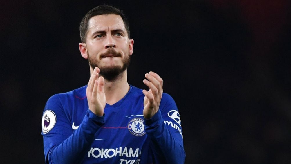 Eden Hazard aplaude en un juego con el Chelsea