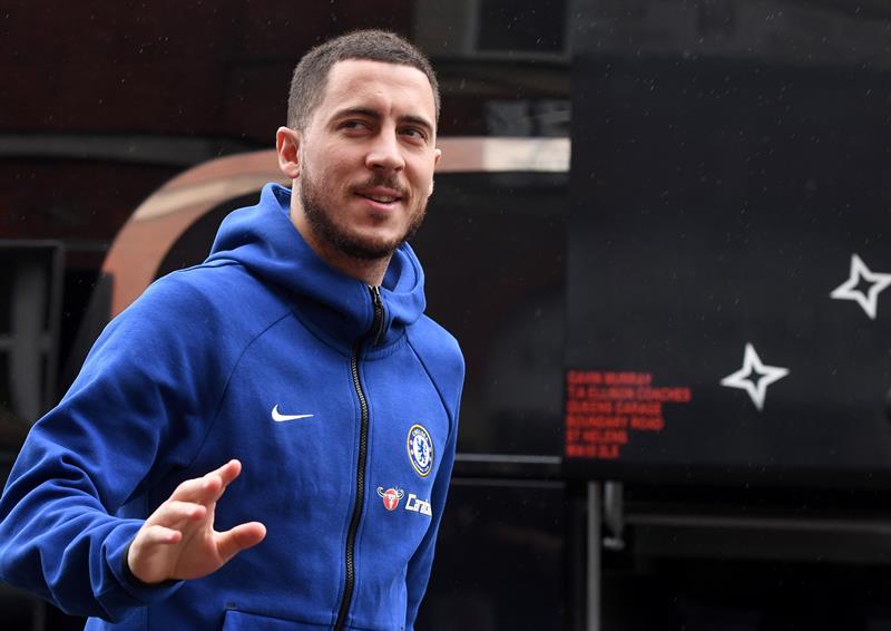 Hazard saluda antes de un juego con el Chelsea