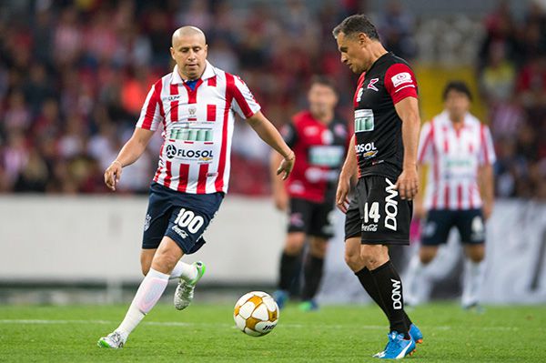 El Bofo Bautista en un partido de leyendas de Chivas