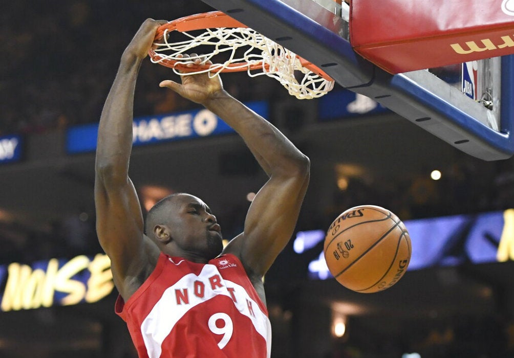 Serge Ibaka anota en bandeja