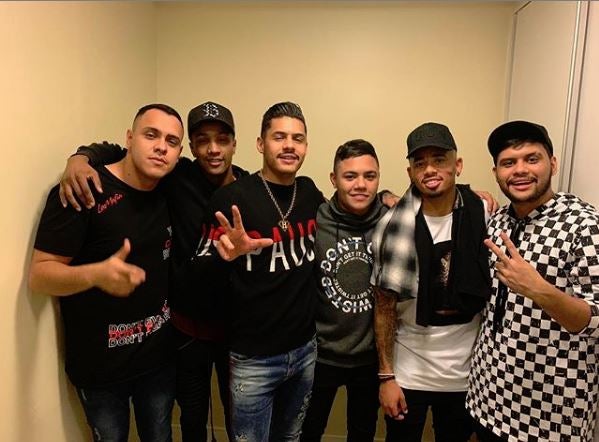 Gabriel Jesus junto a otros invitados durante la fiesta 