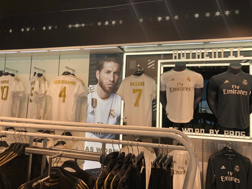 Playera de Harzard se vende en tienda oficial del Real Madrid