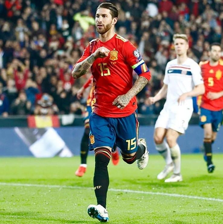 Ramos festeja un gol con España