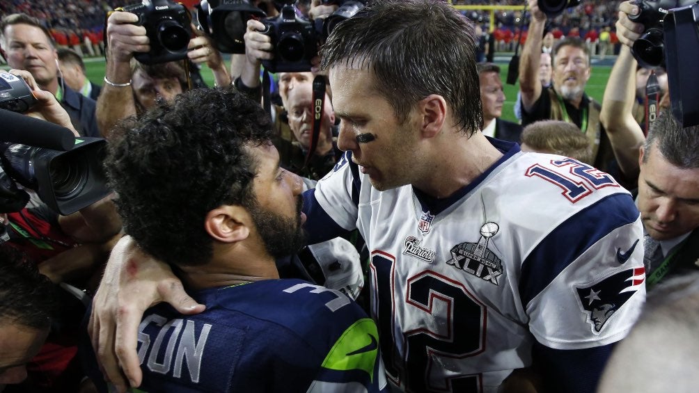 Russell Wilson y Tom Brady se abrazan