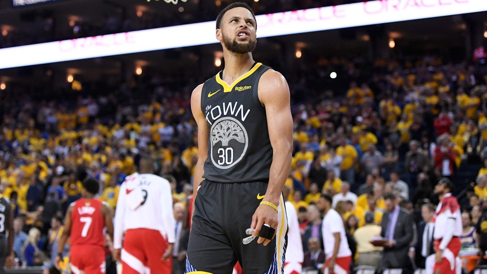 Stephen Curry, molesto tras caer contra los Raptors 