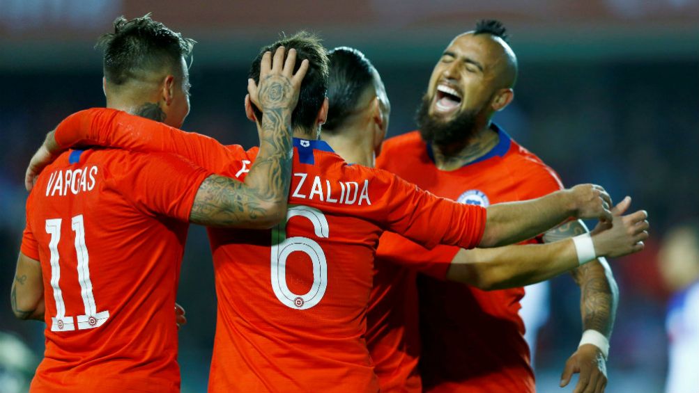 Vargas y Vidal festejan un gol con  Fuenzalida 