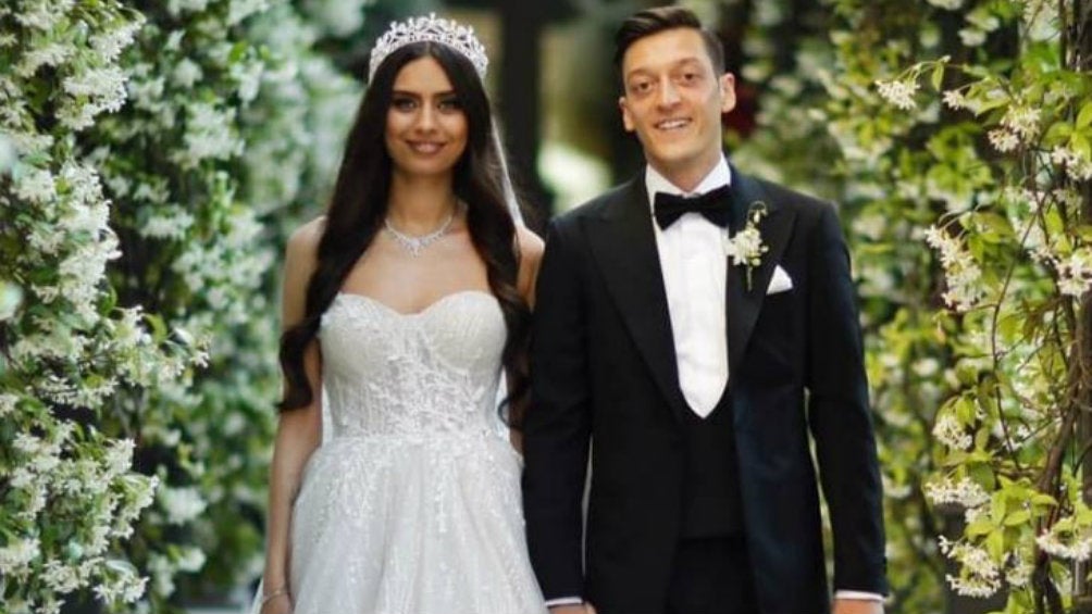 Özil festeja su boda con Amine Gülse en Estambul 