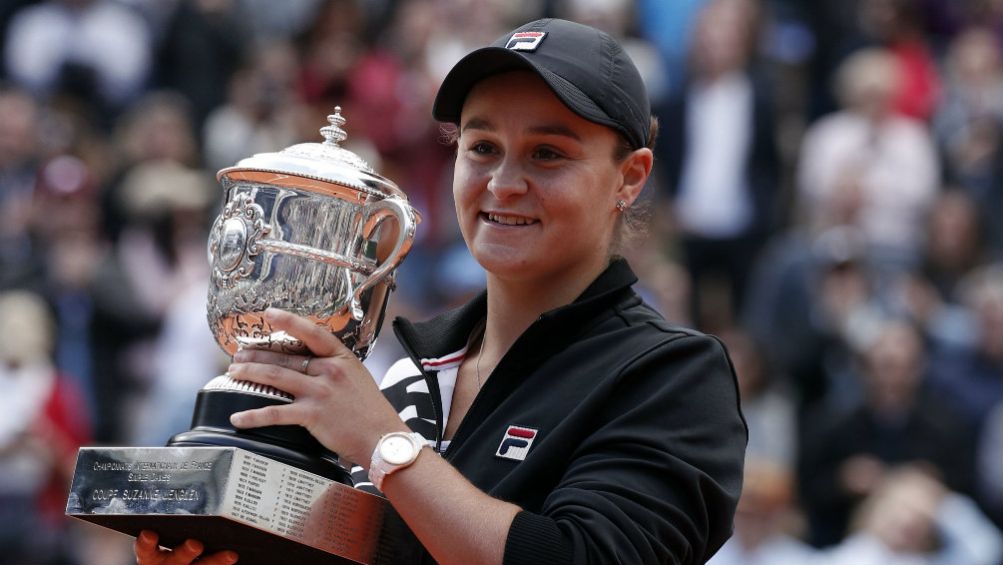 Ashleigh Barty con su trofeo tras ganar Roland Garros