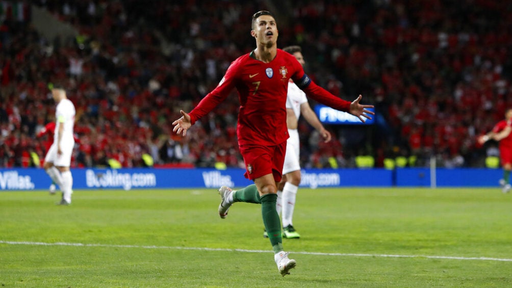 Cristiano festeja anotación con Portugal