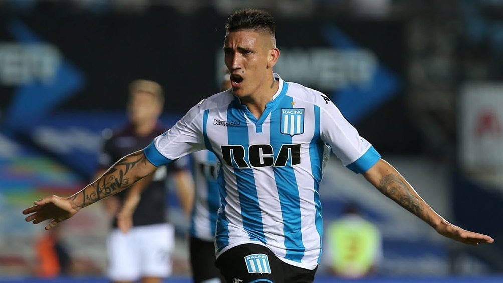 Centurión festeja un gol con Racing