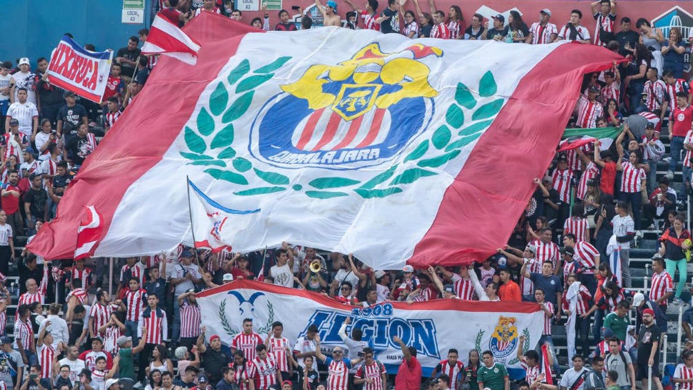 Afición de Chivas durante el Clásico de Leyendas 