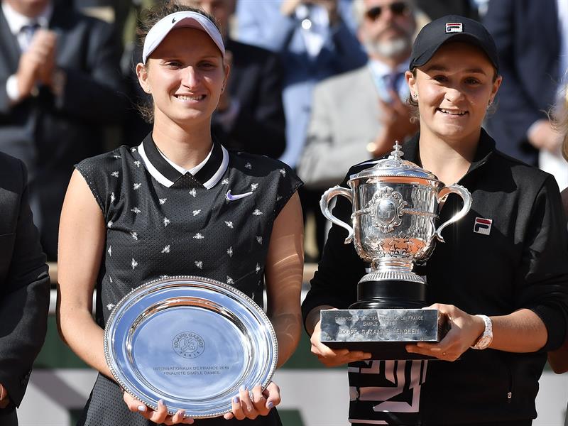 Vondrousova y Ashleigh Barty con sus trofeos