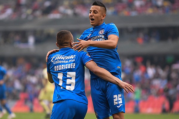 Roberto Alvarado festeja gol contra América 