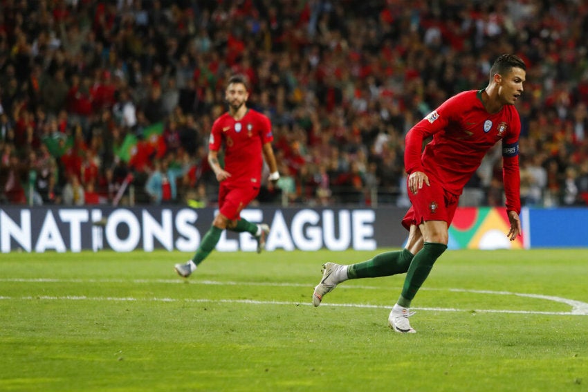 Cristiano corre hacia sus compañeros para celebrar anotación con Portugal 