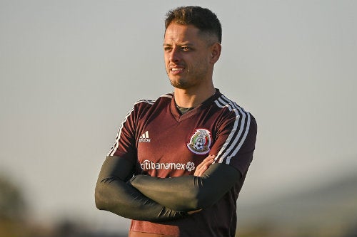 Chicharito durante un entrenamiento con el Tri 