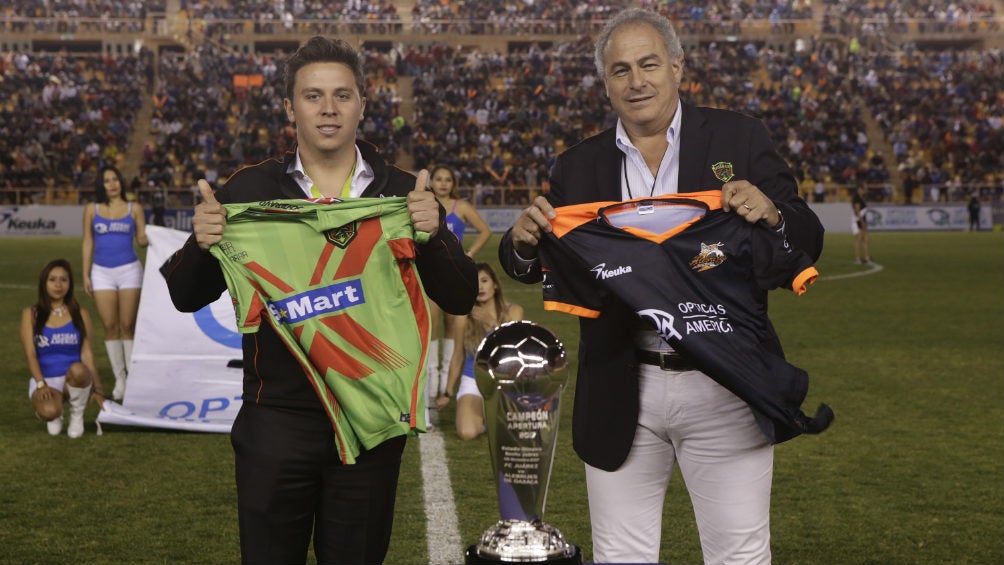 Santiago San Román presidente de Alebrijes junto al Vicepresidente de Bravos