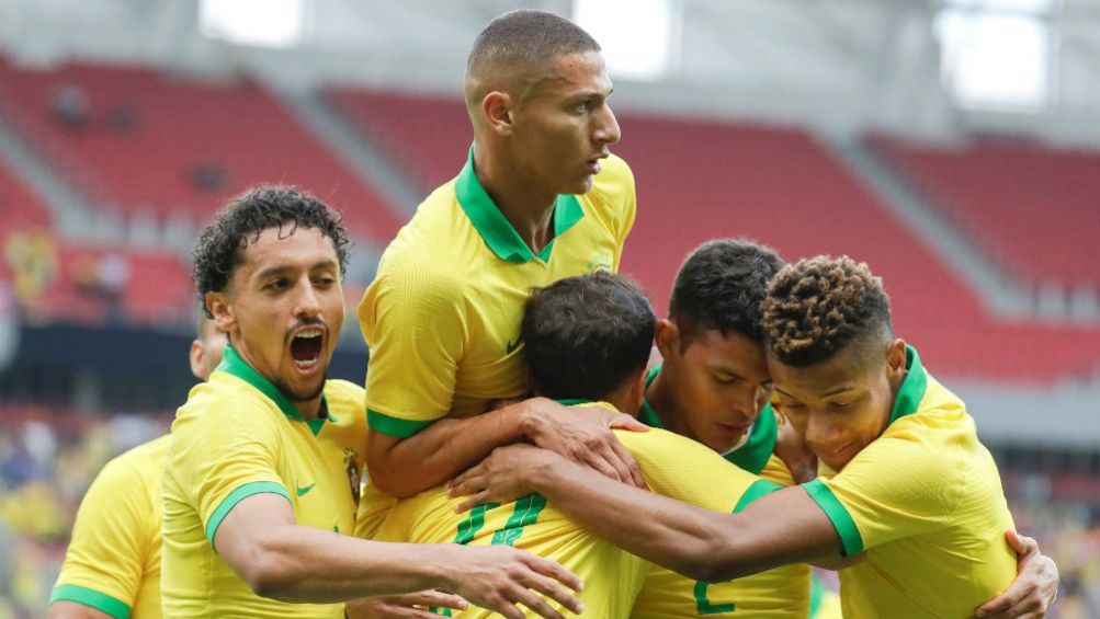 Jugadores de Brasil festejan el gol de Thiago Silva