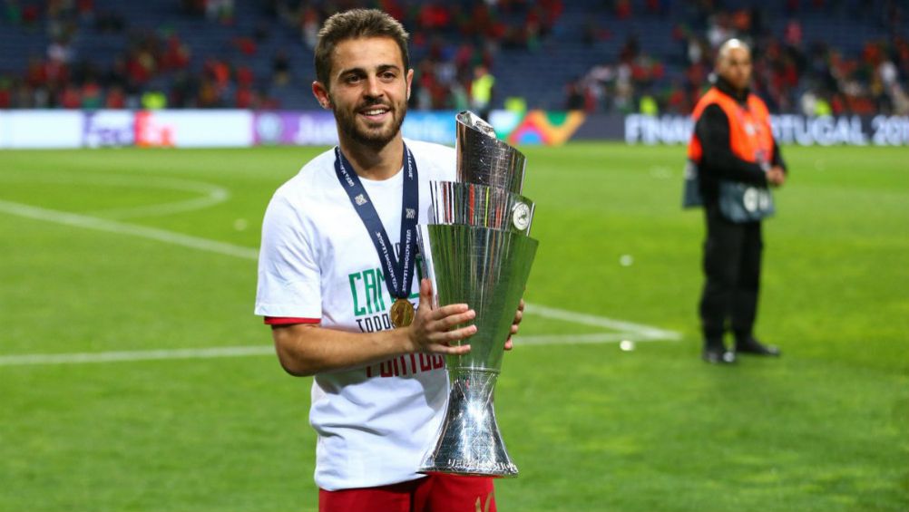 Bernardo Silva posa con la Copa de la Liga de Naciones