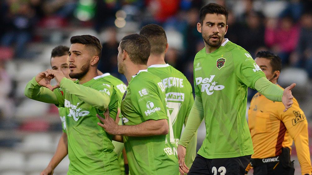 Jugadores de Juárez festejan un gol 