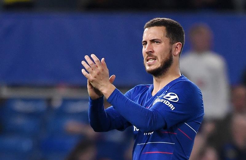 Hazard aplaude en un juego con el Chelsea