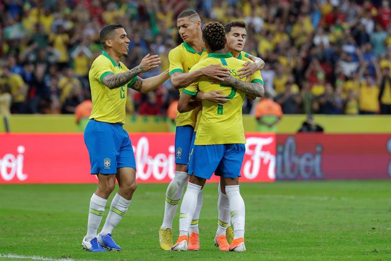 Jugadores de Brasil festeja un gol frente a Honduras