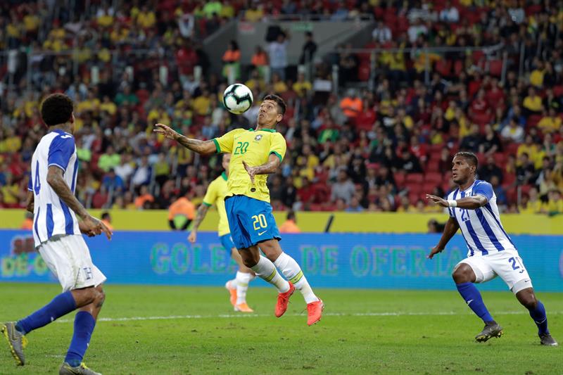 Firmino contra un balón en el juego vs Honduras