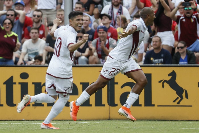 Salomon Rondon festeja gol ante EU